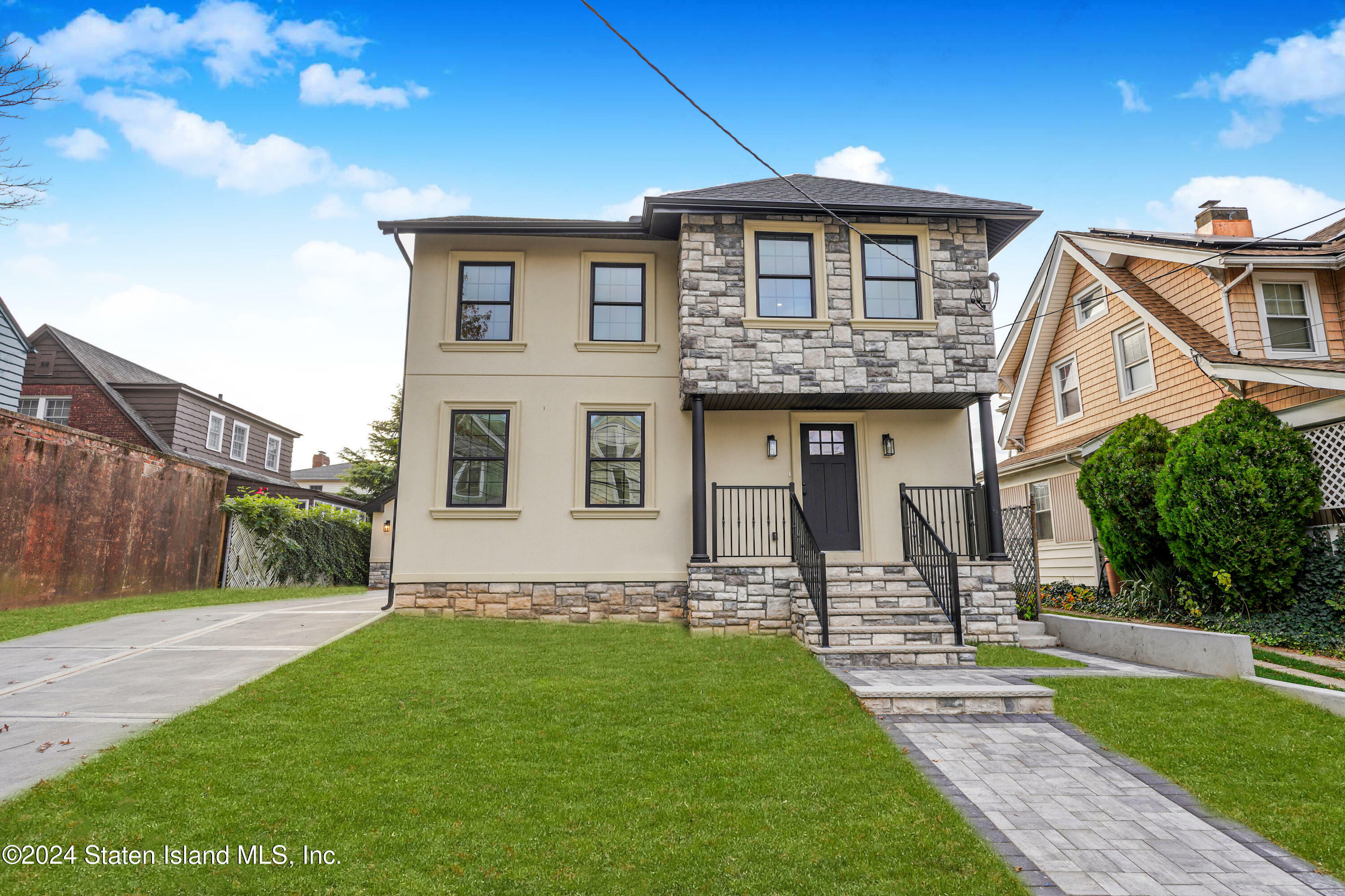 Property Photo:  572 Davis Avenue  NY 10310 