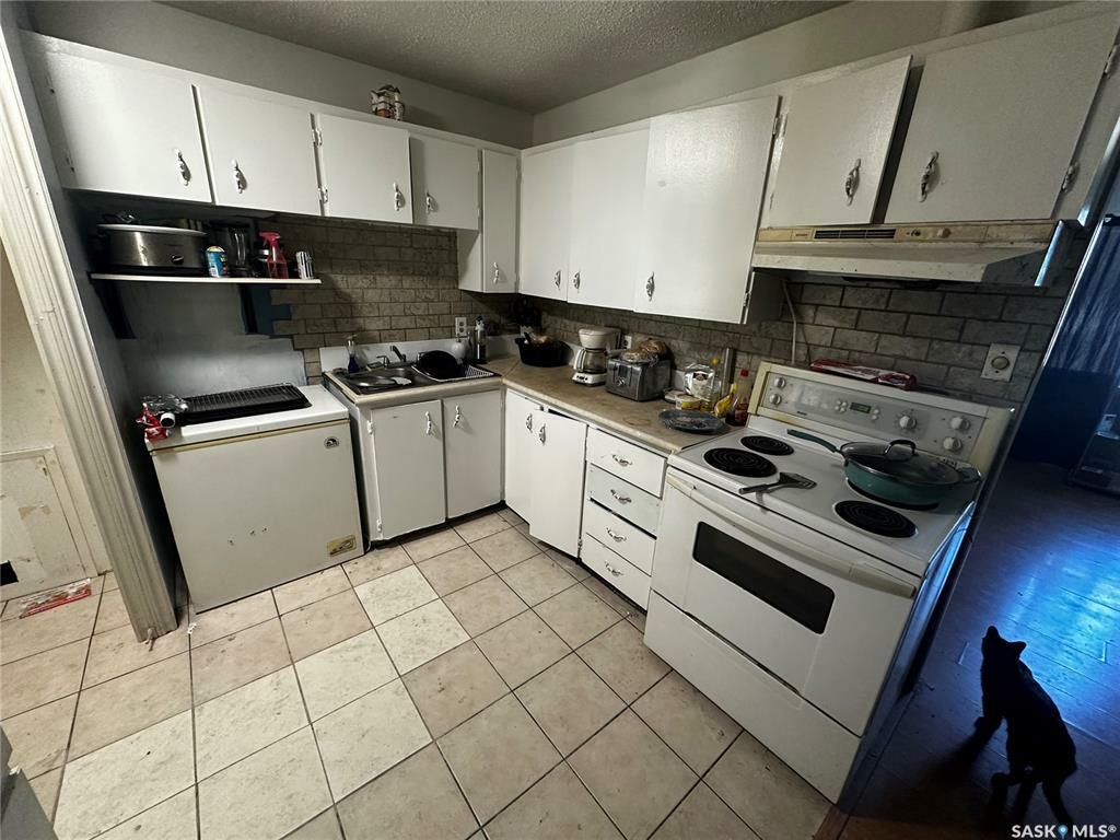 Property Photo:  225 Mowat Crescent  SK S7L 4X1 