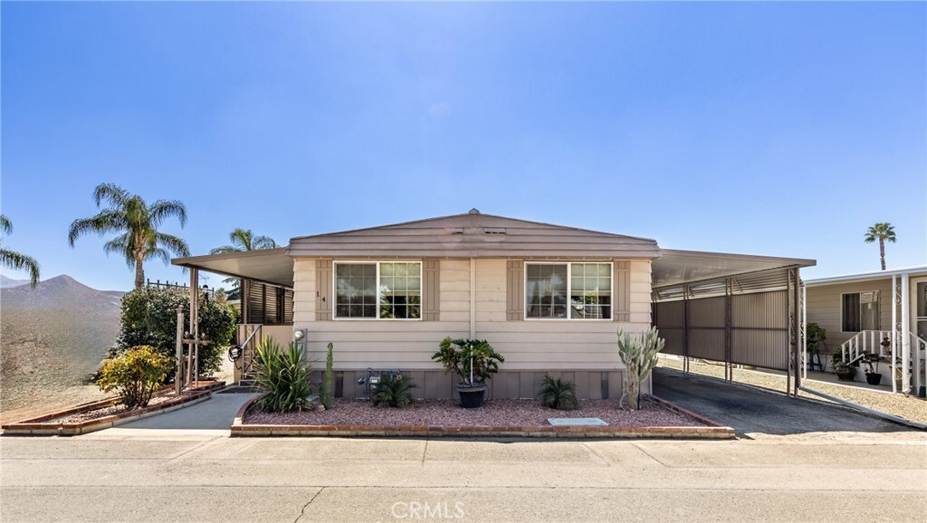 Property Photo: 725 W Thornton Avenue 14 CA 92543