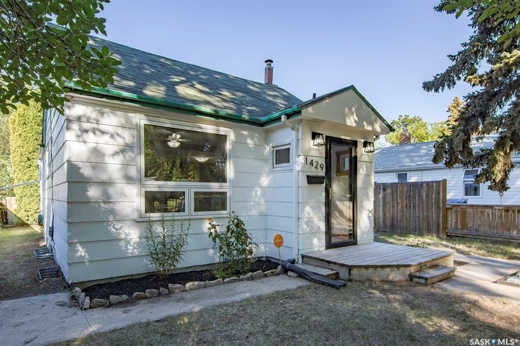 Property Photo:  1429 G Avenue N  SK S7L 2A8 