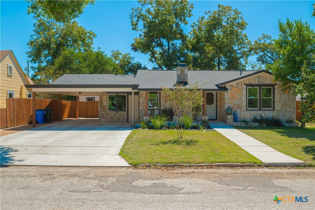 Property Photo:  801 E Krezdorn Street  TX 78155 