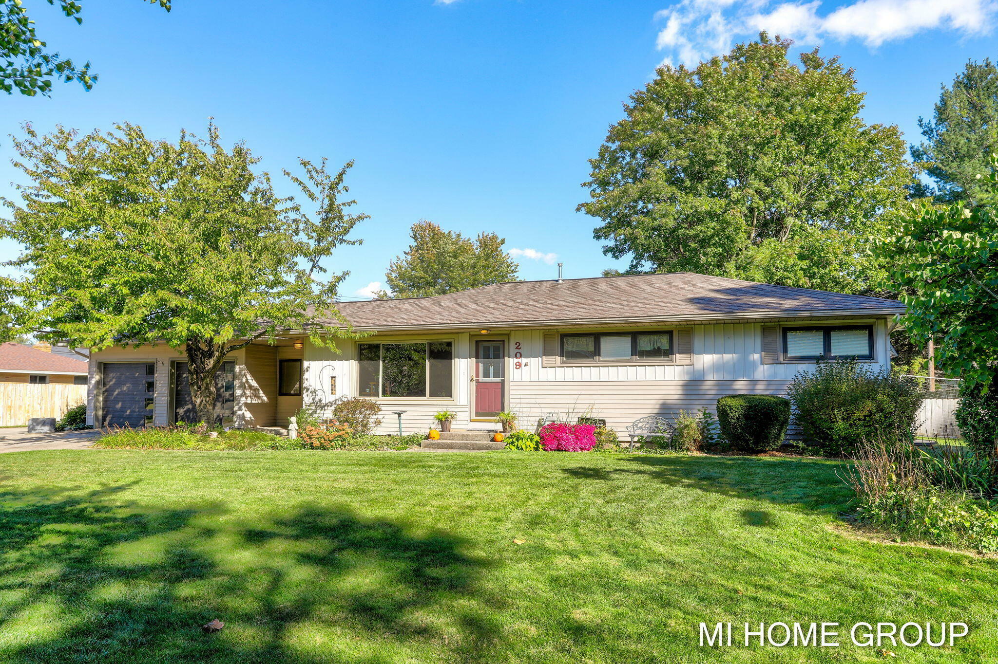 Property Photo:  209 Glendale Avenue  MI 49423 