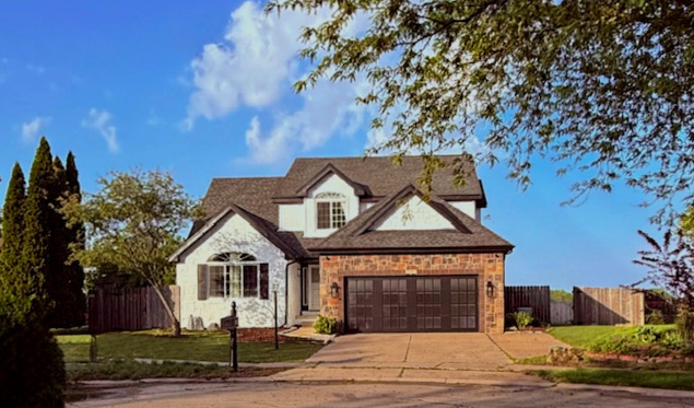 Property Photo: 2501 Woodridge Place IL 61822