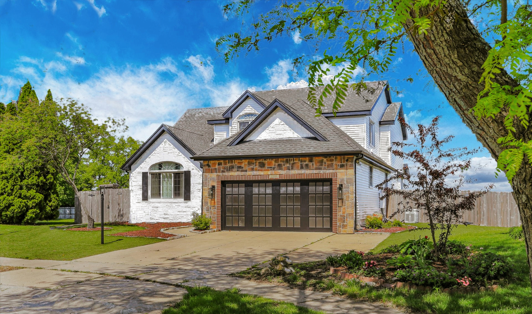 Property Photo: 2501 Woodridge Place IL 61822