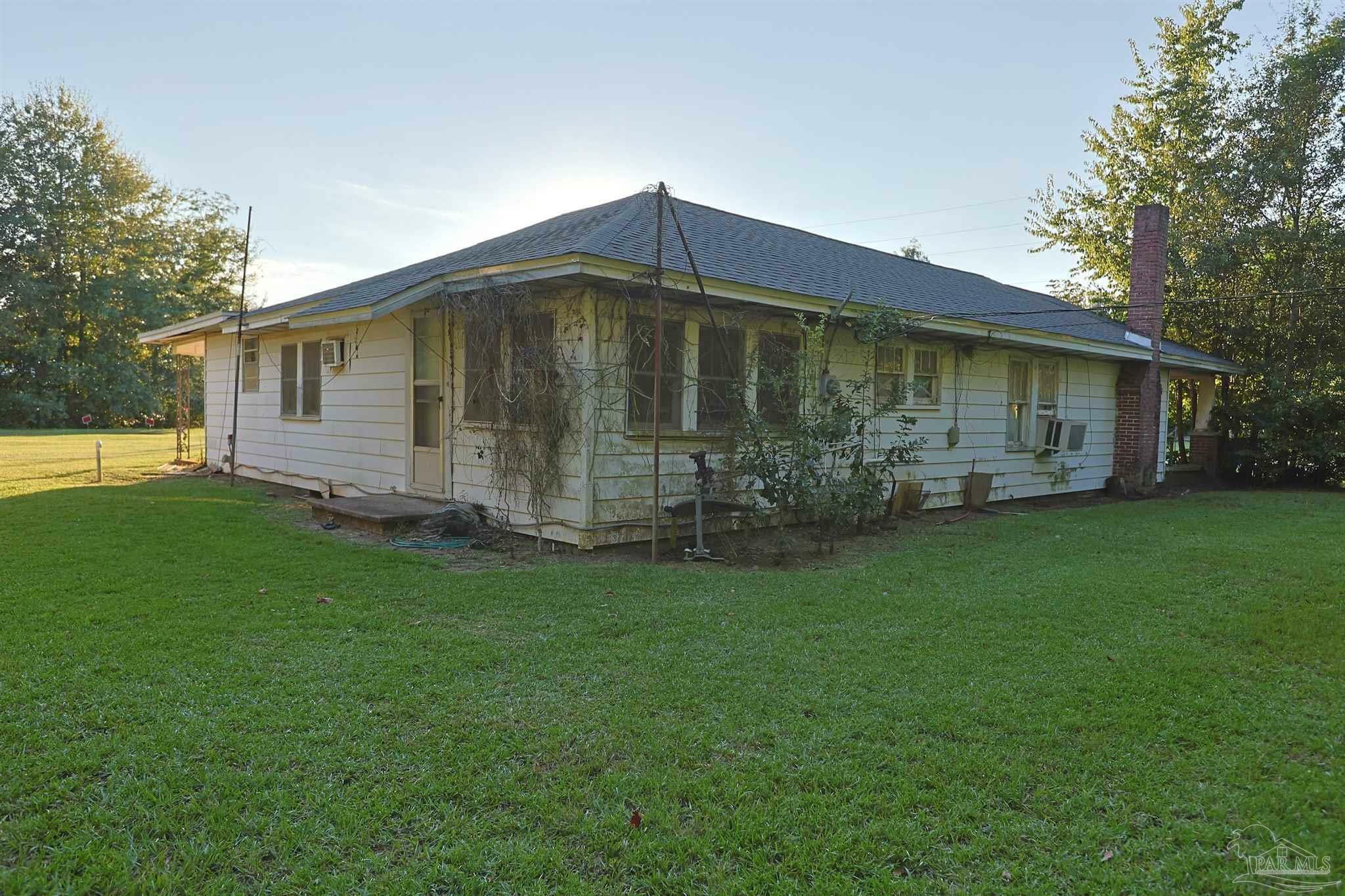 Property Photo:  5230 Spring St  FL 32565 