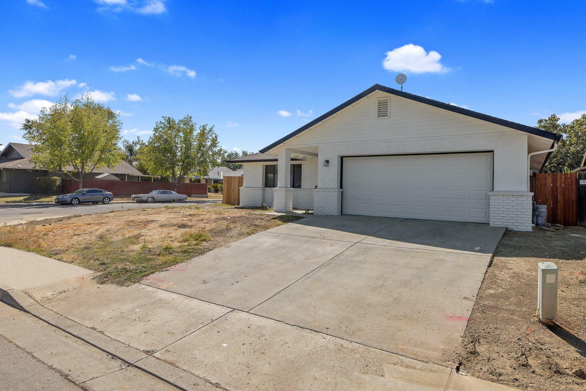 Property Photo:  320 Longhollow Way  CA 93210 