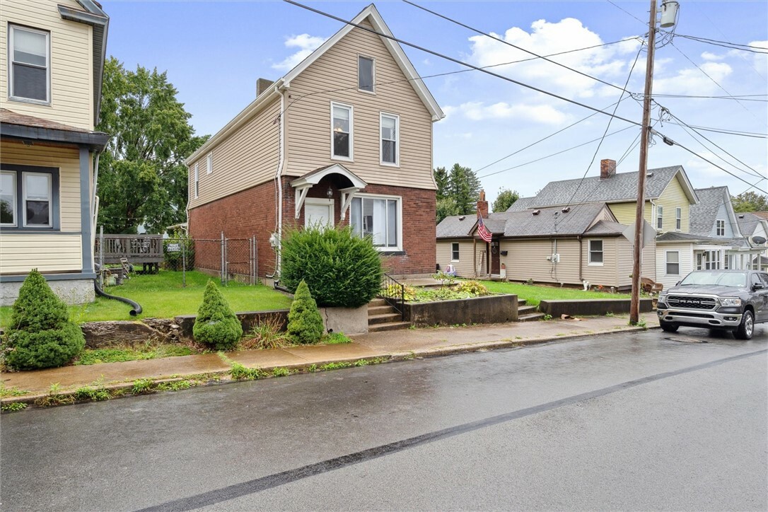 Property Photo:  422 Guy St  PA 15644 