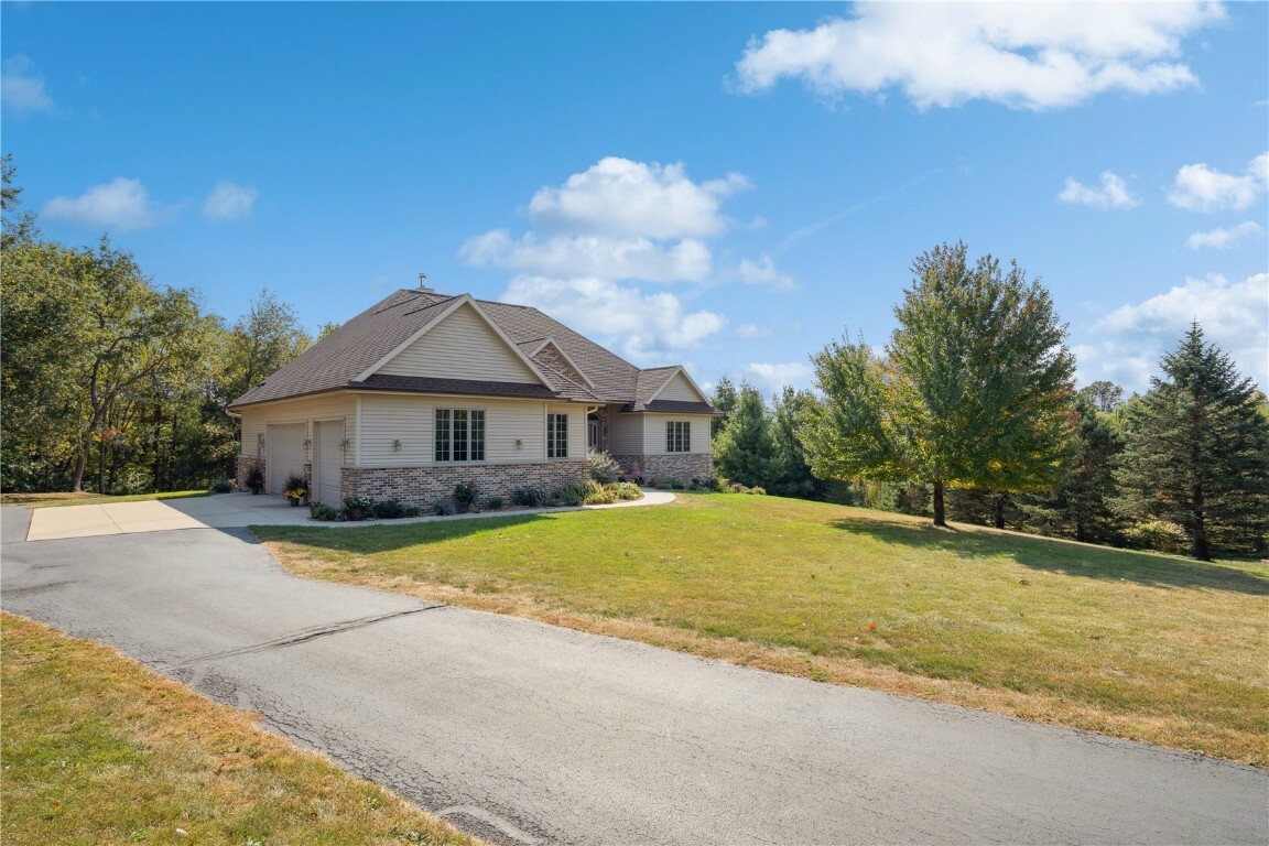 Property Photo:  1275 Hillview Court NE  IA 52338 