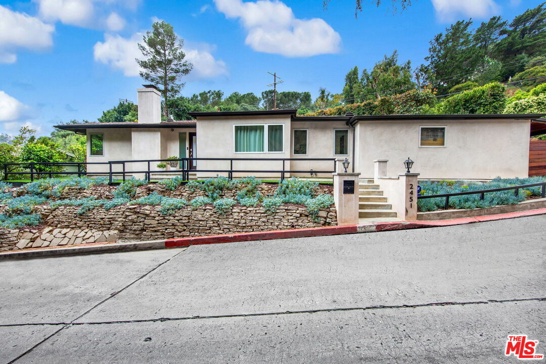 Property Photo:  2451   Greenvalley Rd  CA 90046 