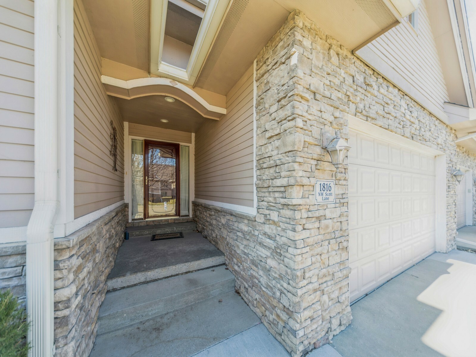 Property Photo: 1816 NW Scott Lane IA 50023