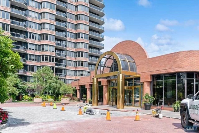 Property Photo:  100 Carlyle Drive 12en  NJ 07010 