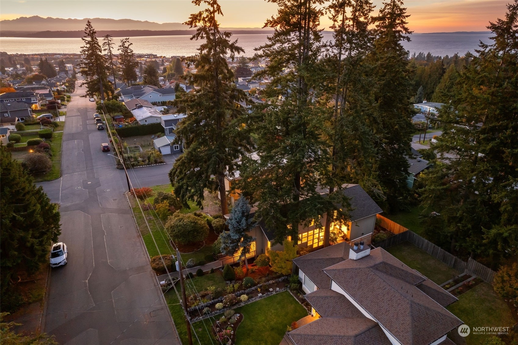 Property Photo:  1011 Alder Street  WA 98020 