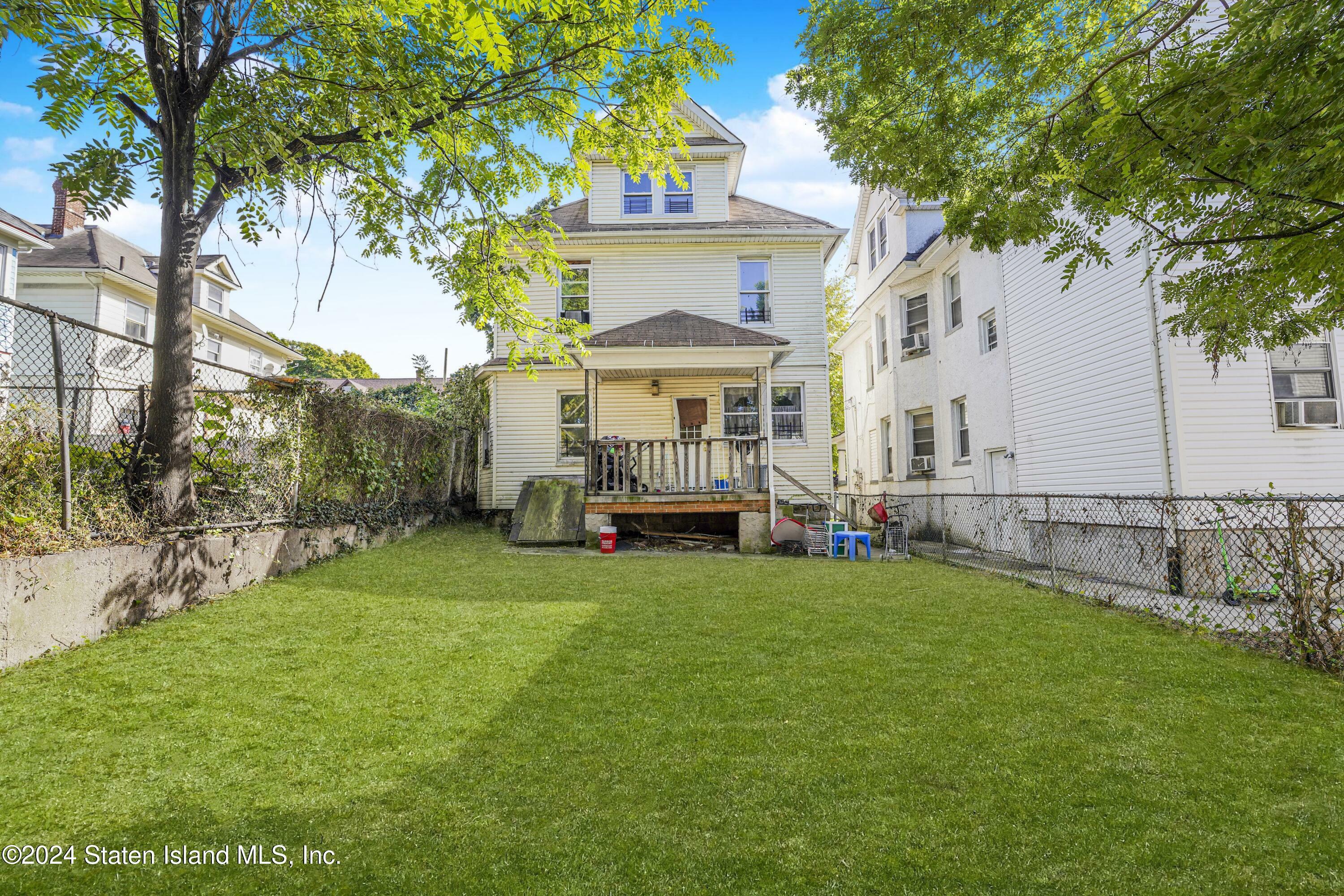 Property Photo:  81 Crescent Avenue  NY 10301 