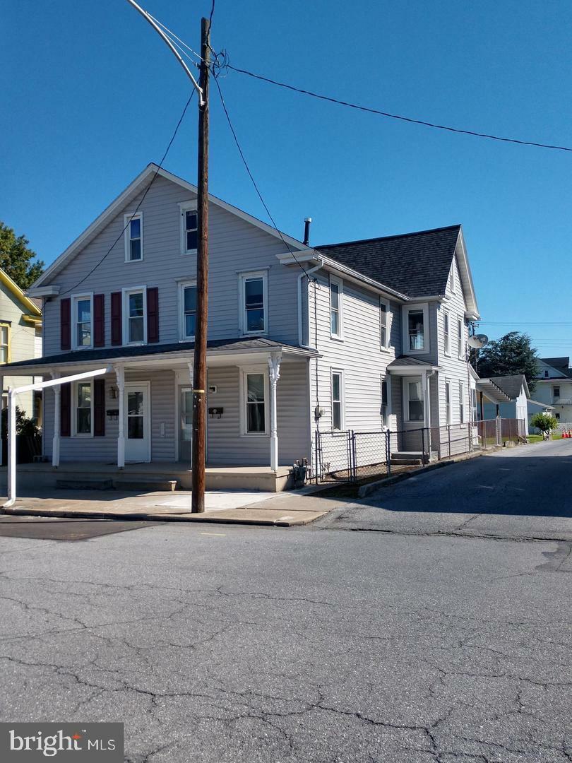 Property Photo:  100 N Lincoln Street  PA 17078 