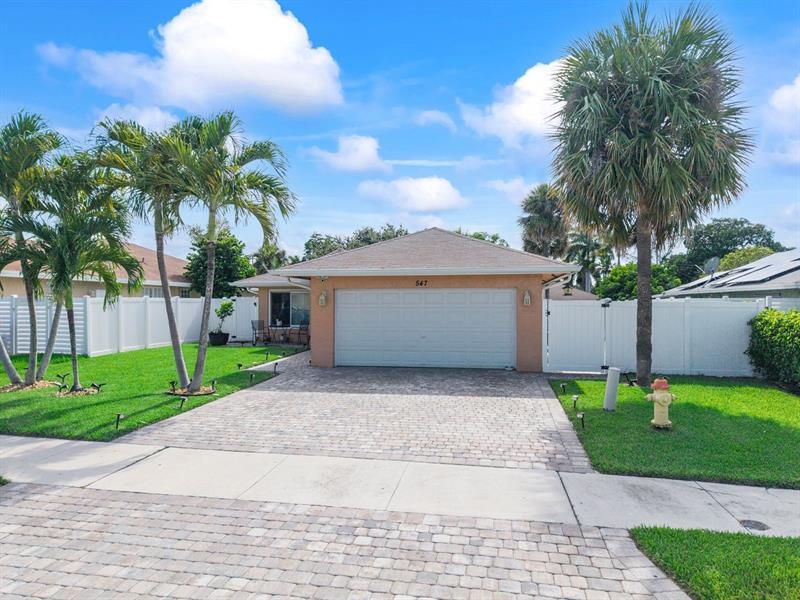 Property Photo:  547 NE 1st Ave  FL 33441 