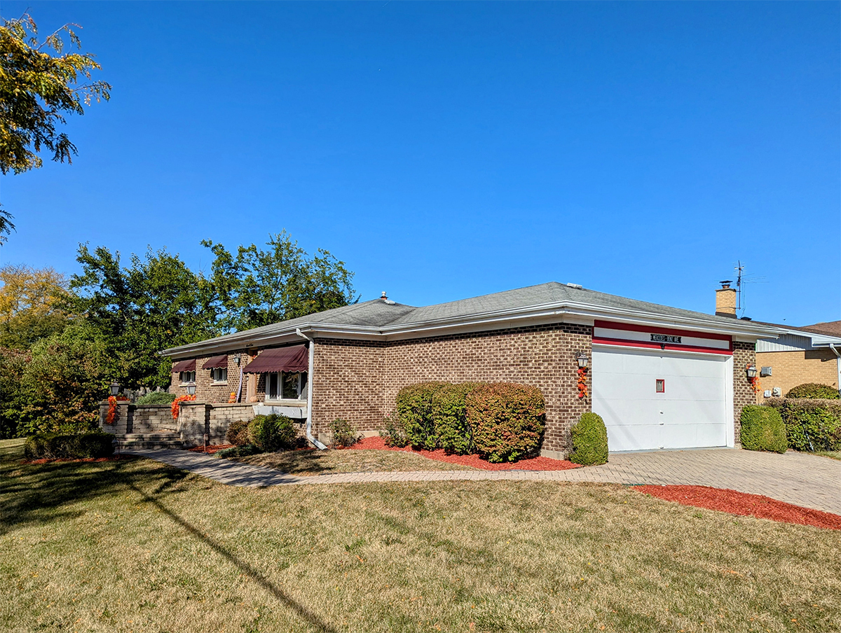 Property Photo:  704 E Palatine Road  IL 60004 