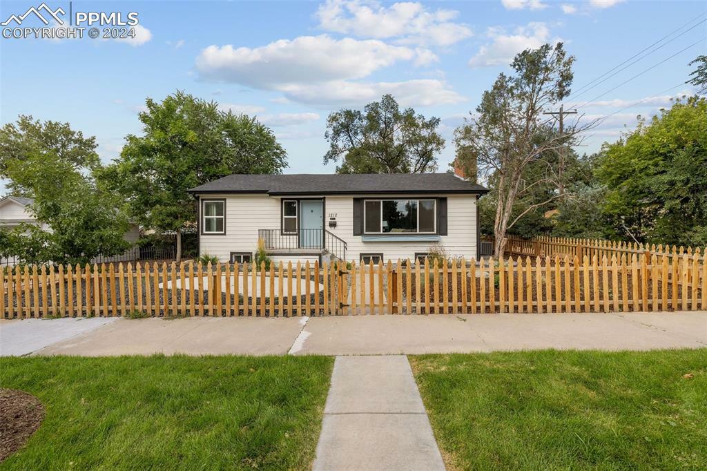 Property Photo:  1212 E Monument Street  CO 80909 