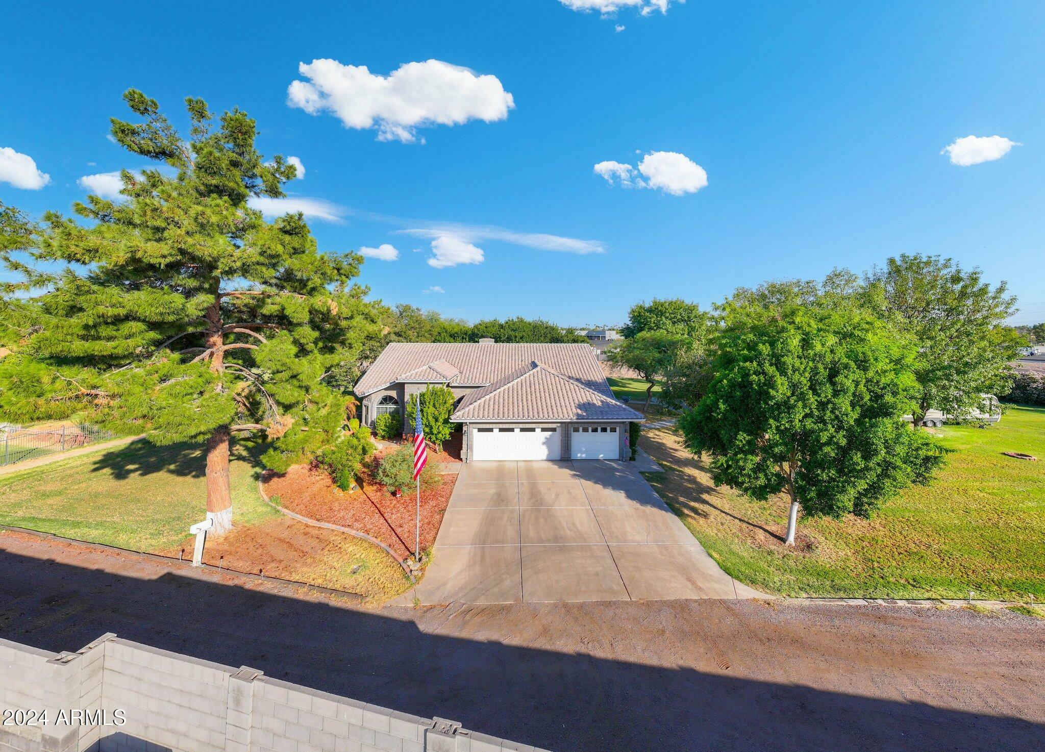 Property Photo:  609 N Lindsay Road  AZ 85234 