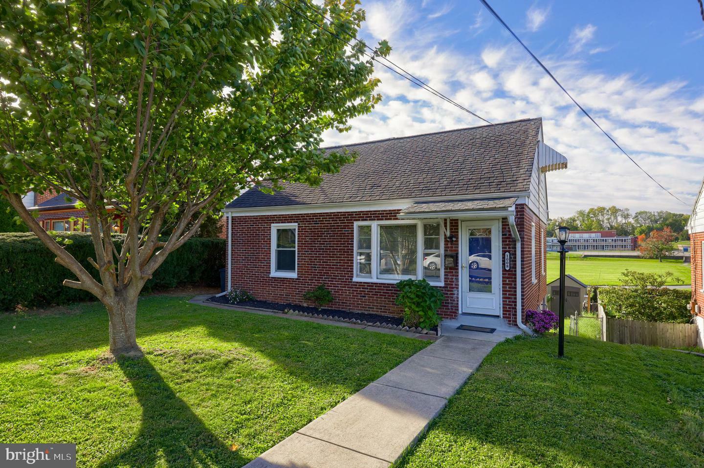 Property Photo:  1008 Maple Avenue  PA 17603 