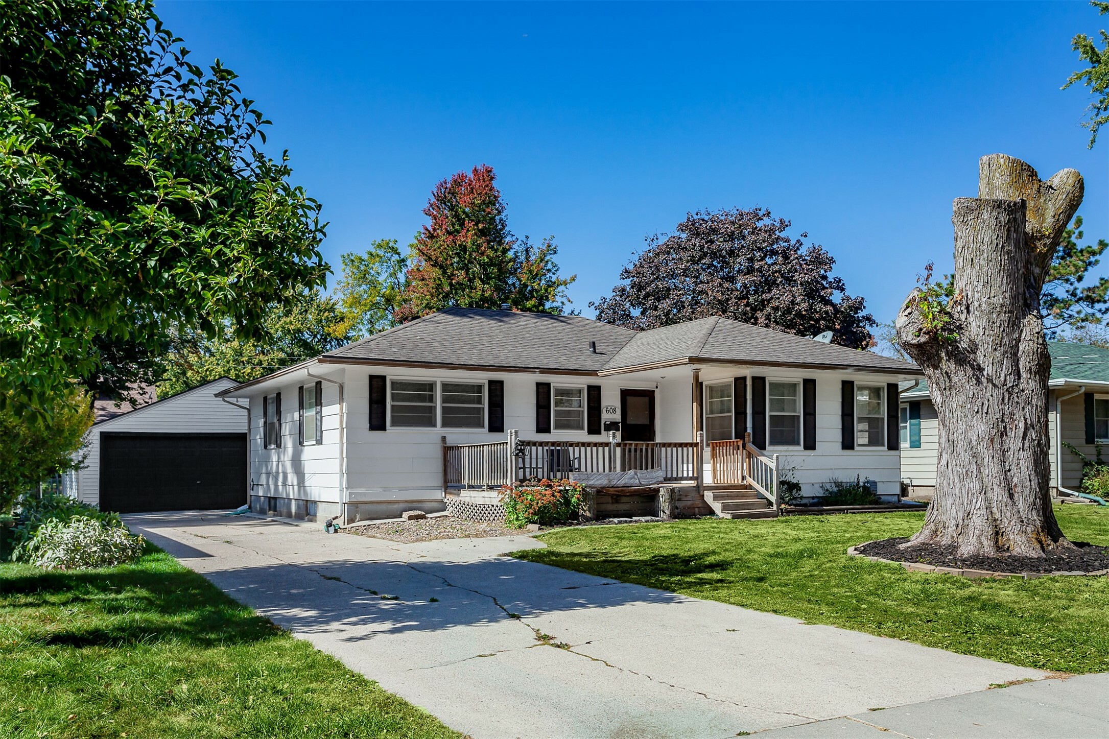 Property Photo:  608 SW Elm Street  IA 50023 