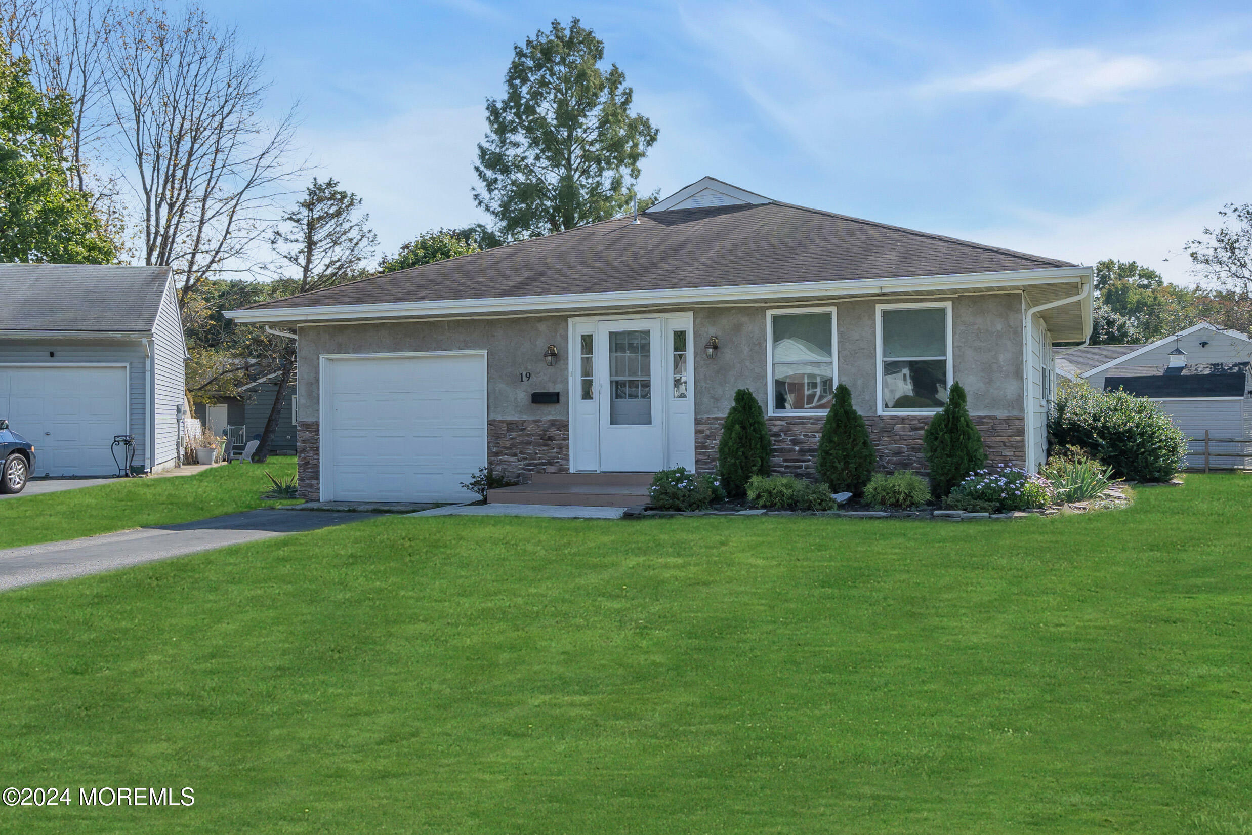 Property Photo:  19 Cheddar Pink Cv Cove  NJ 08755 