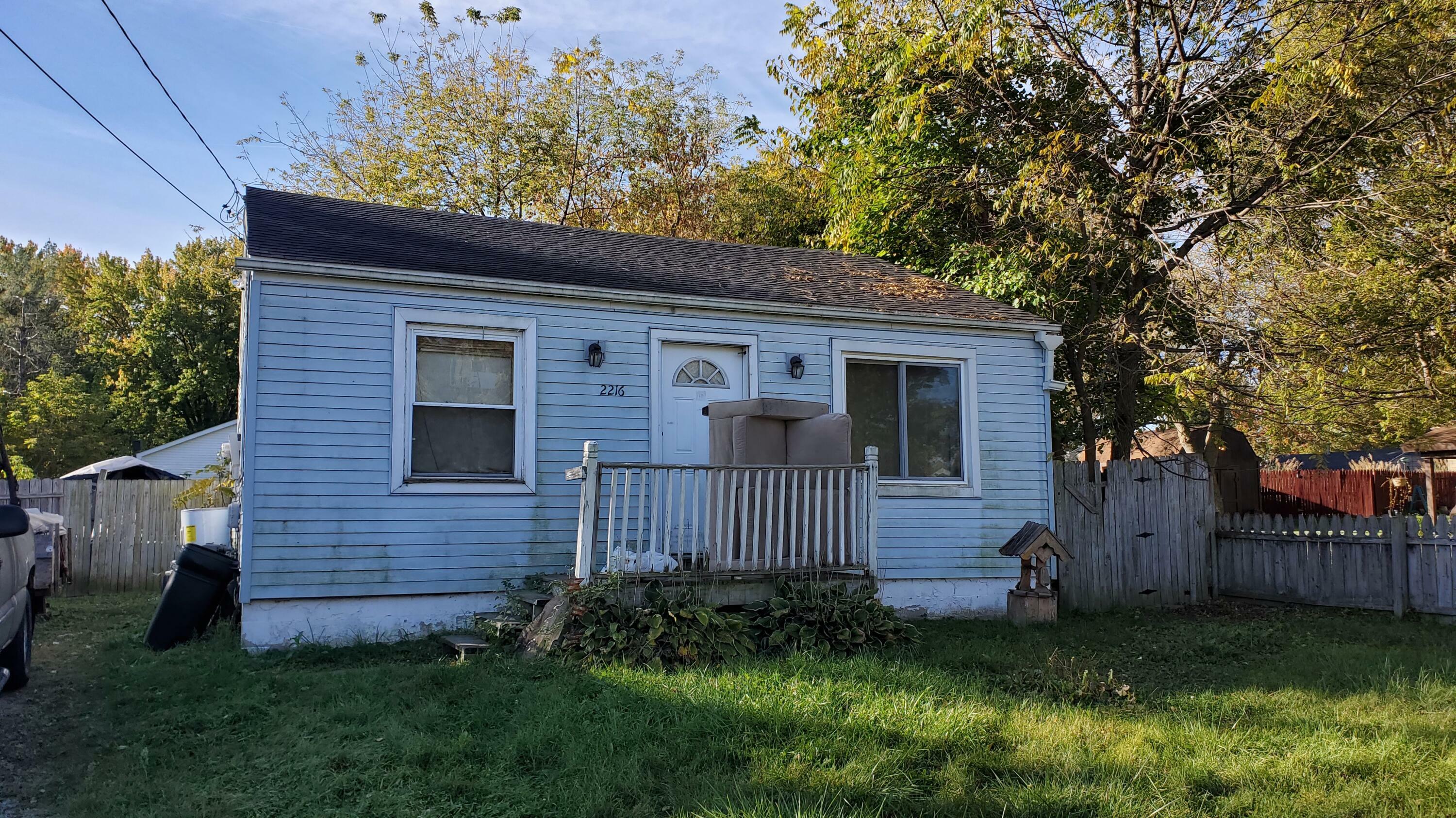 Property Photo:  2216 Savoy Avenue  MI 48529 