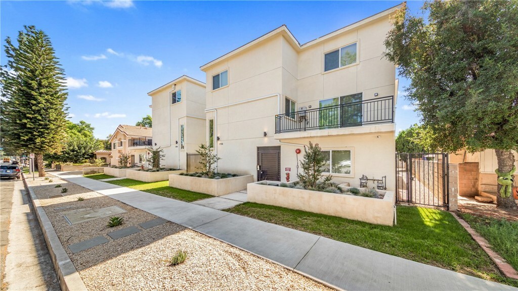 Property Photo:  17158 Chatsworth Street 4  CA 91344 