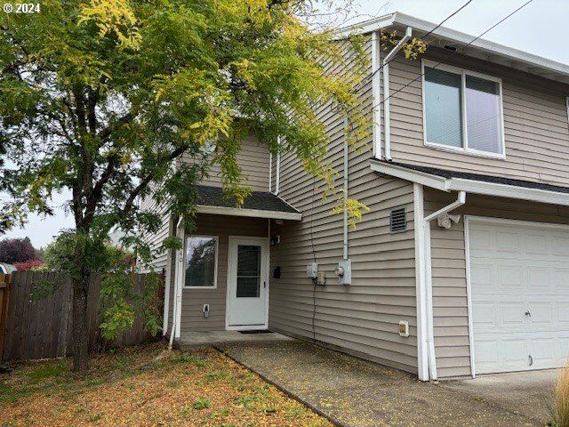Property Photo:  5740 SE 65th Ave  OR 97206 
