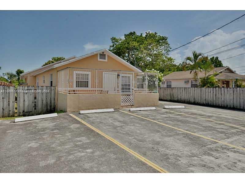 5870 SW 17th St  Miami FL 33155 photo