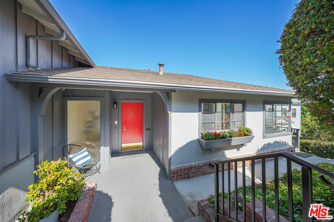 Property Photo:  2535   Ivanhoe Dr  CA 90039 