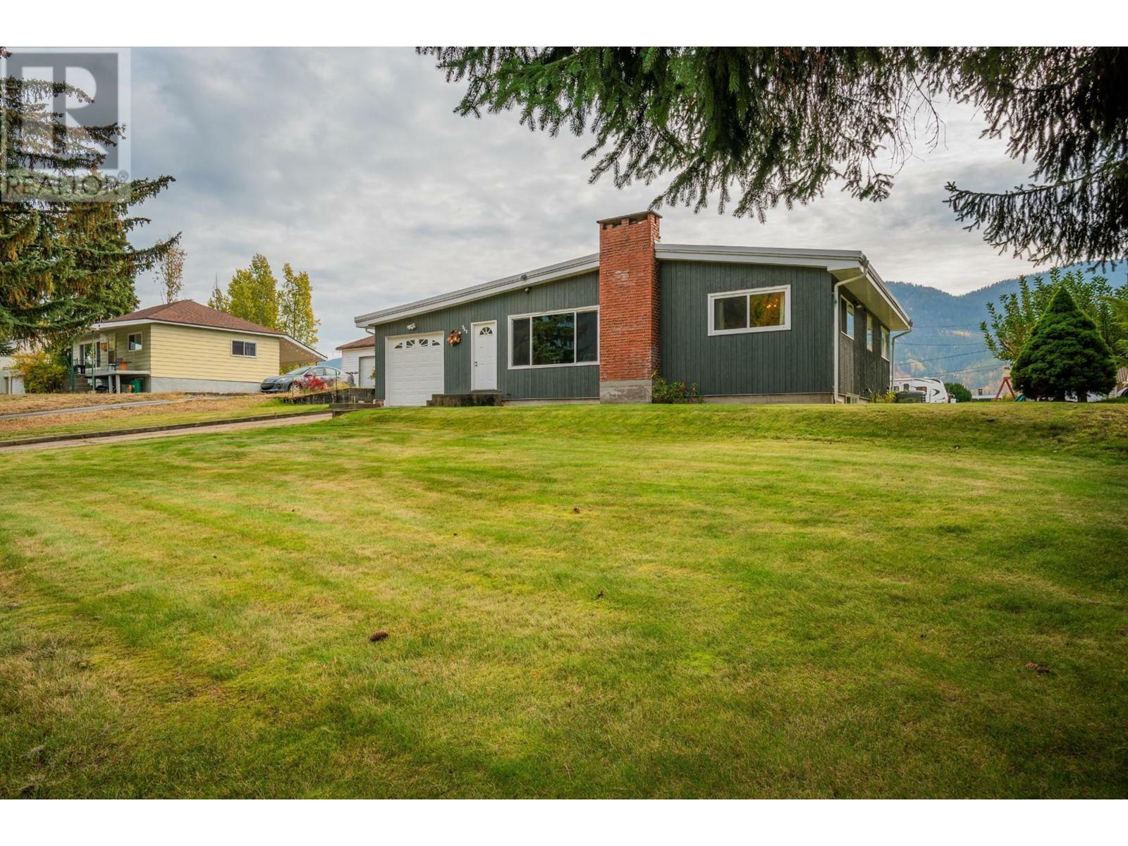 522 13th Avenue  Castlegar BC V0G 1G0 photo