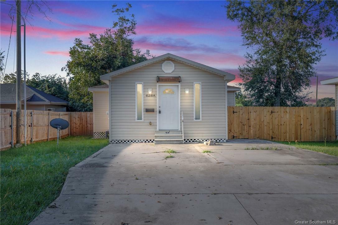 Property Photo:  628 15th Street A  LA 70601 