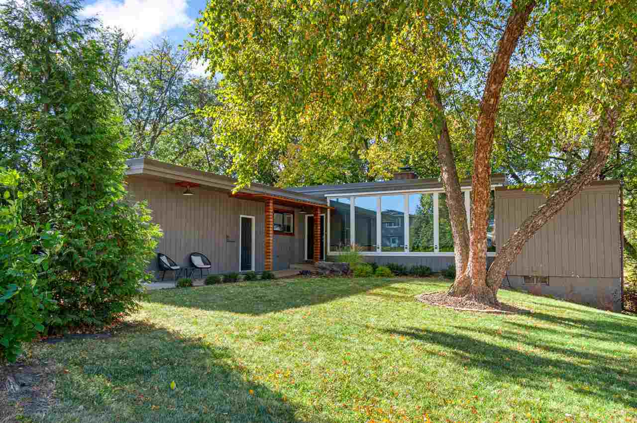 Property Photo:  904 Oakcrest St  IA 52246 