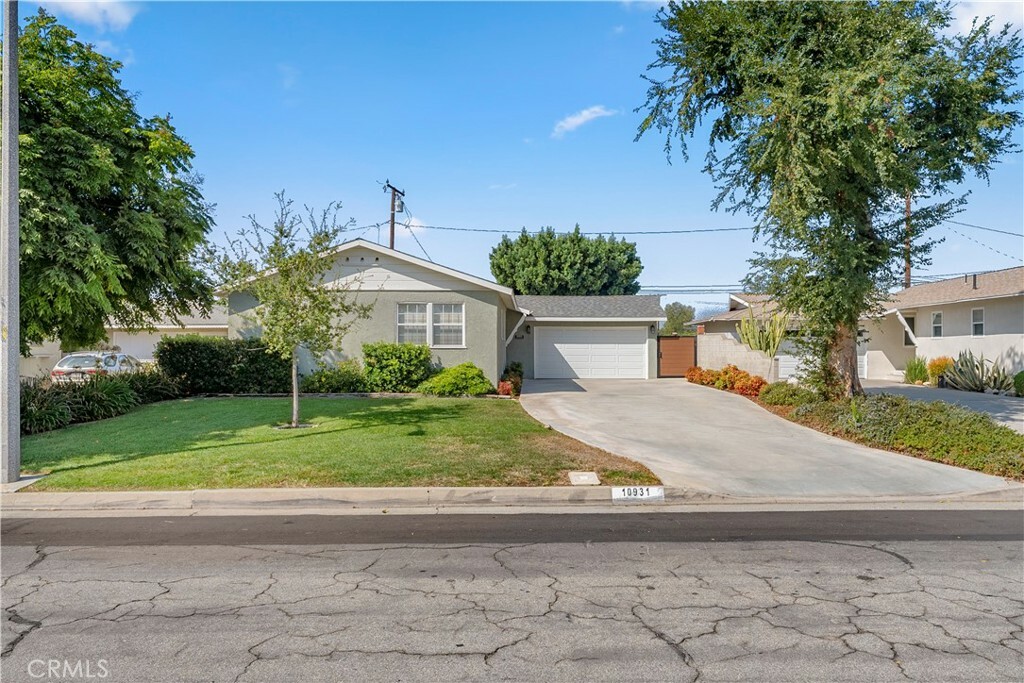 Property Photo:  10931 Groveland Avenue  CA 90603 