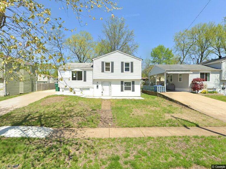 2405 Oakwood Manor Drive  Florissant MO 63031 photo