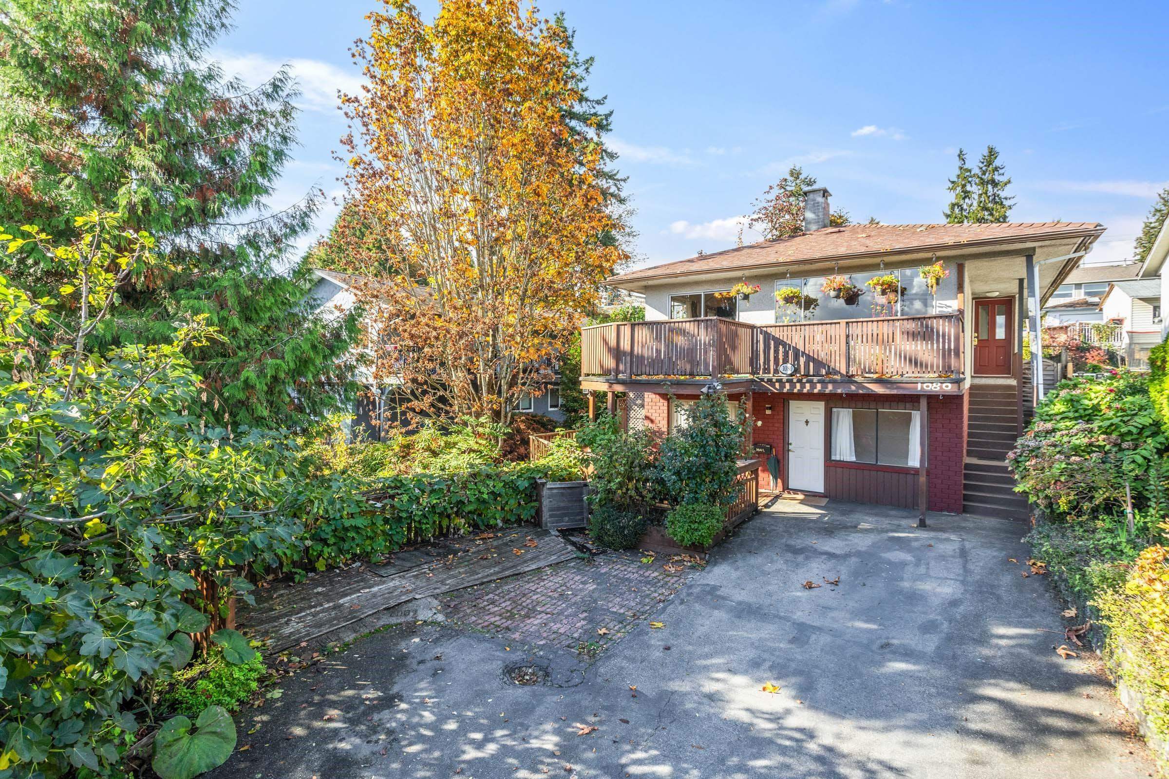 Photo de la propriété:  1080 Cloverley Street  BC V7L 1N5 