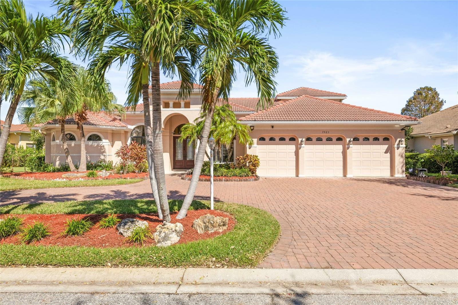 Property Photo:  7925 Royal Queensland Way  FL 34202 