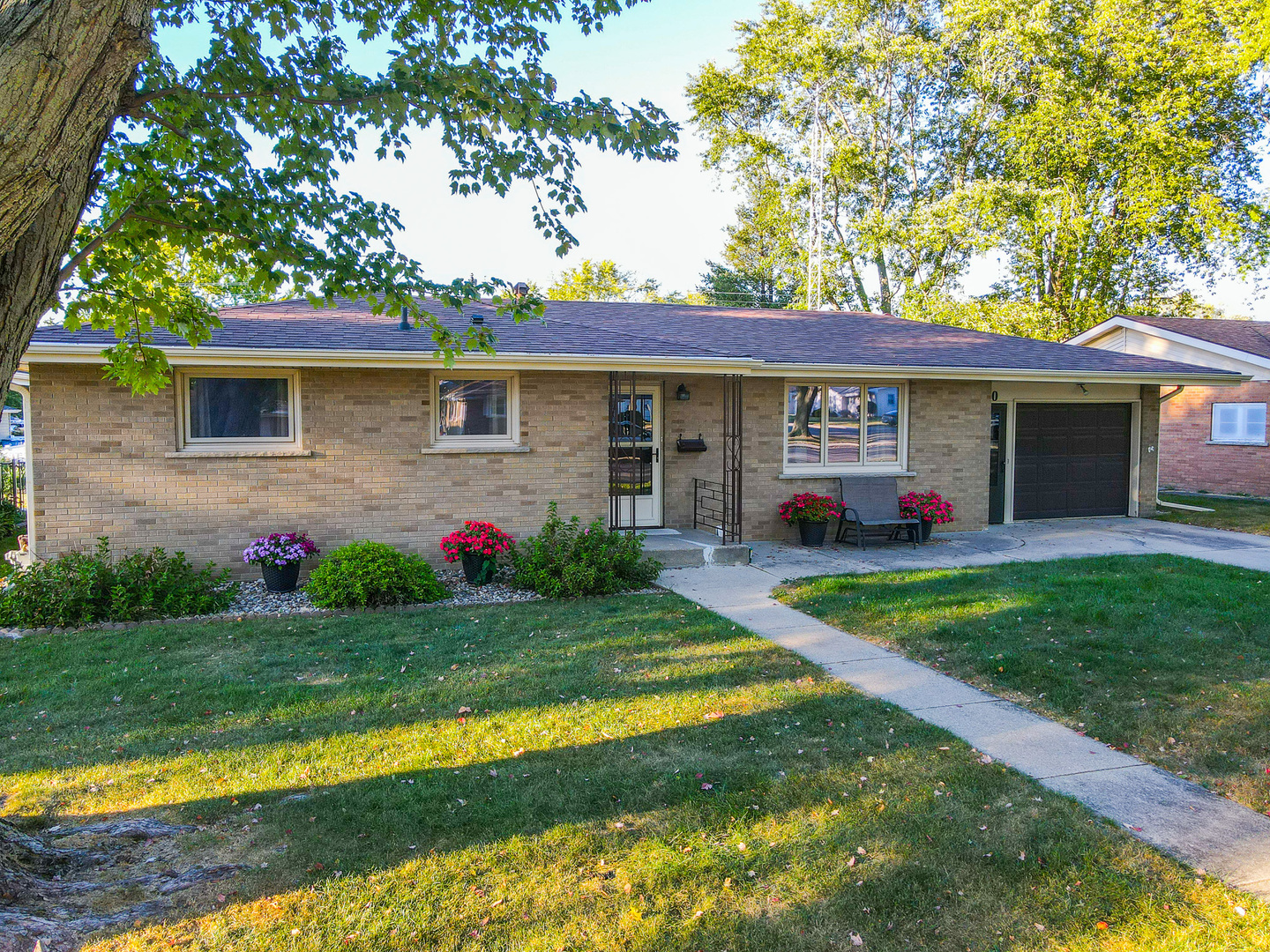 Property Photo:  740 Bishop Court  IL 60915 