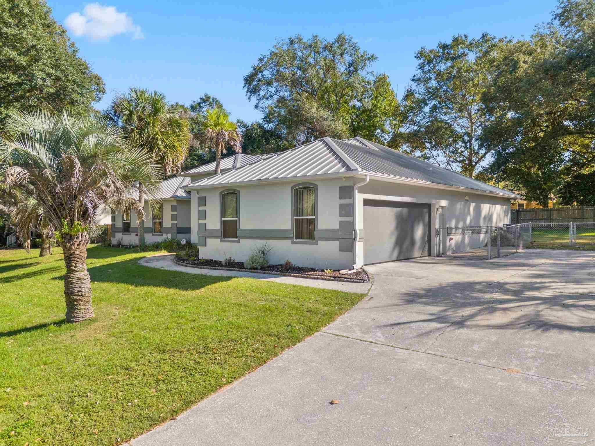 Property Photo:  1440 Kingslake Dr  FL 32533 