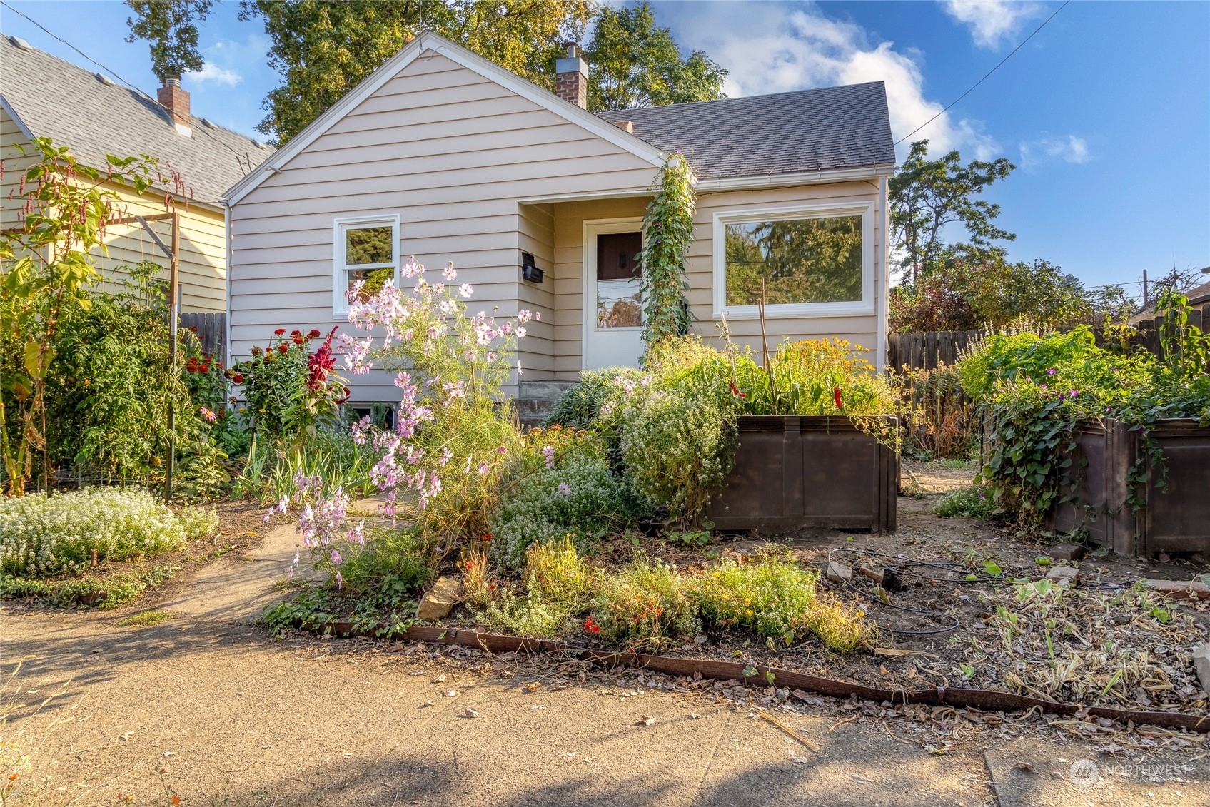 Property Photo:  608 Pleasant Street  WA 99362 