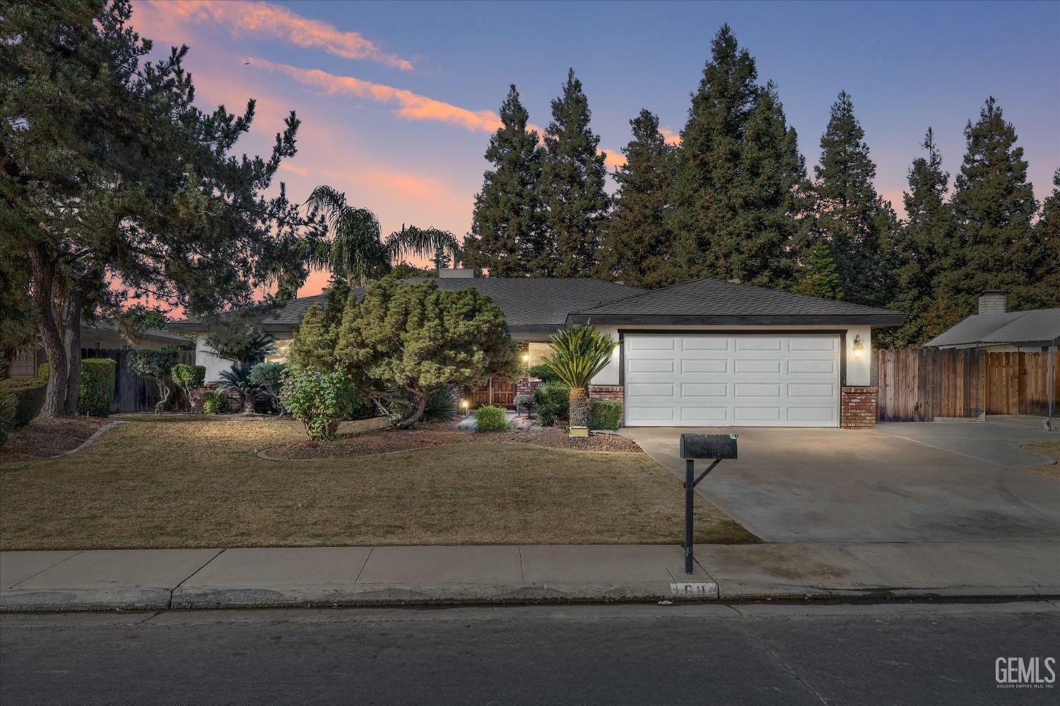 Property Photo:  1601 El Portal Drive  CA 93309 
