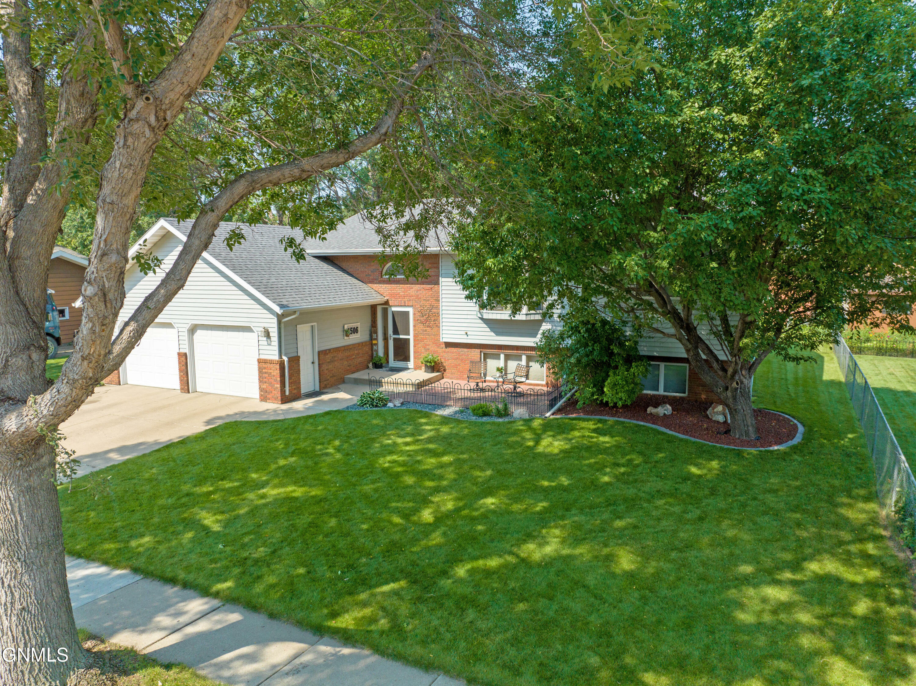 Property Photo:  1506 Omaha Drive  ND 58504 