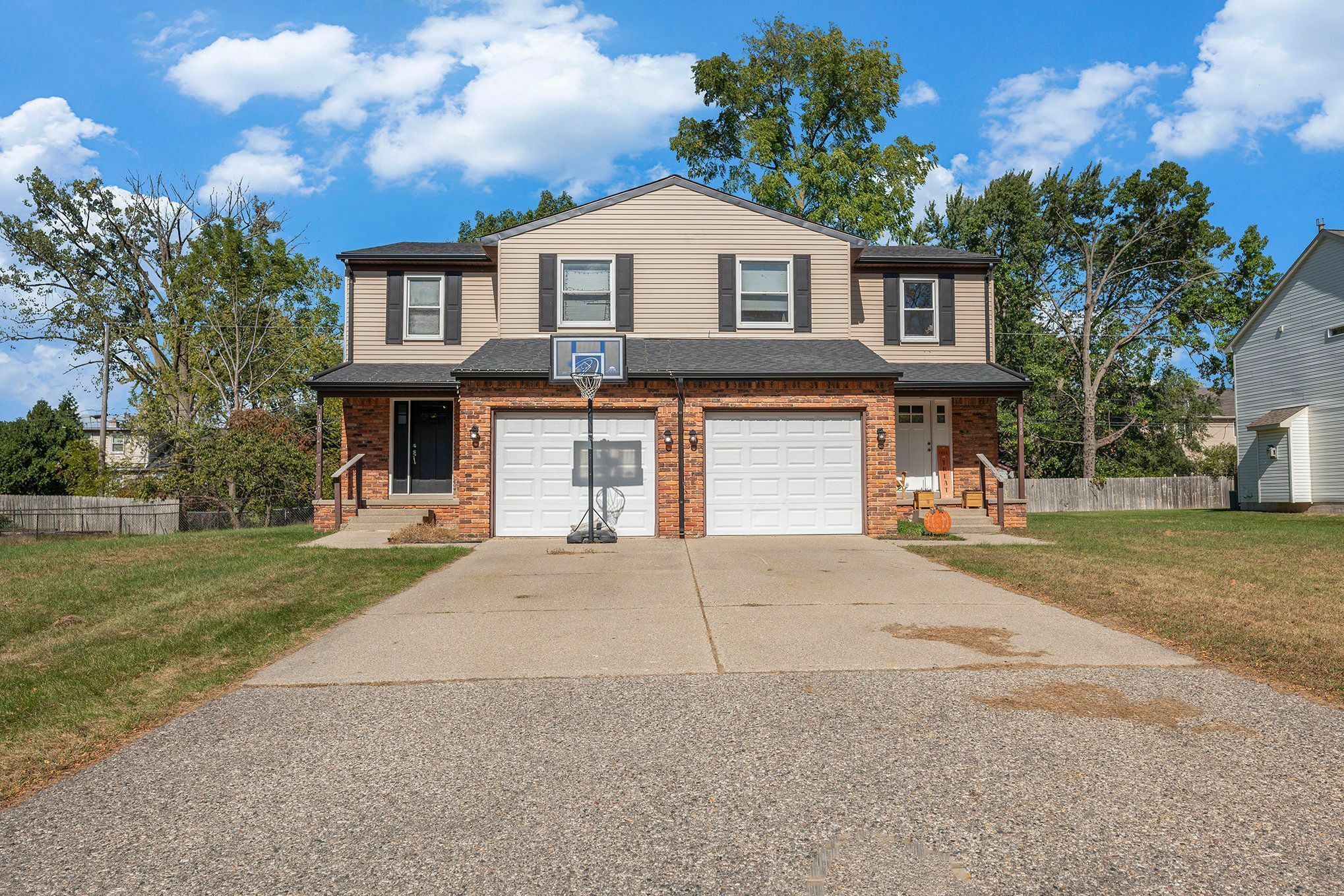 Property Photo:  116 Regents Drive  MI 48084 5421 