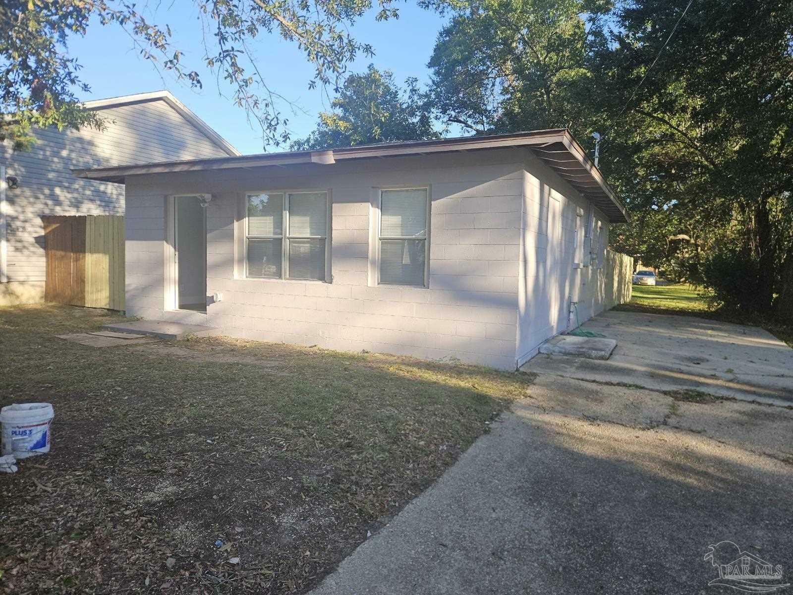 Property Photo:  1806 W Brainerd St  FL 32501 