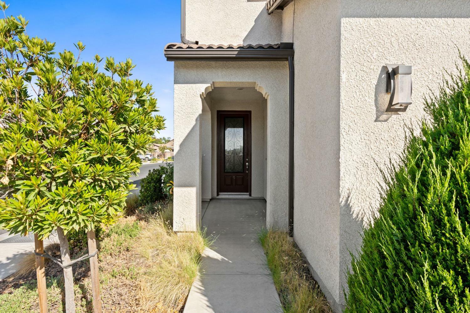 Property Photo:  1306 E Via Dorata Way  CA 93730 