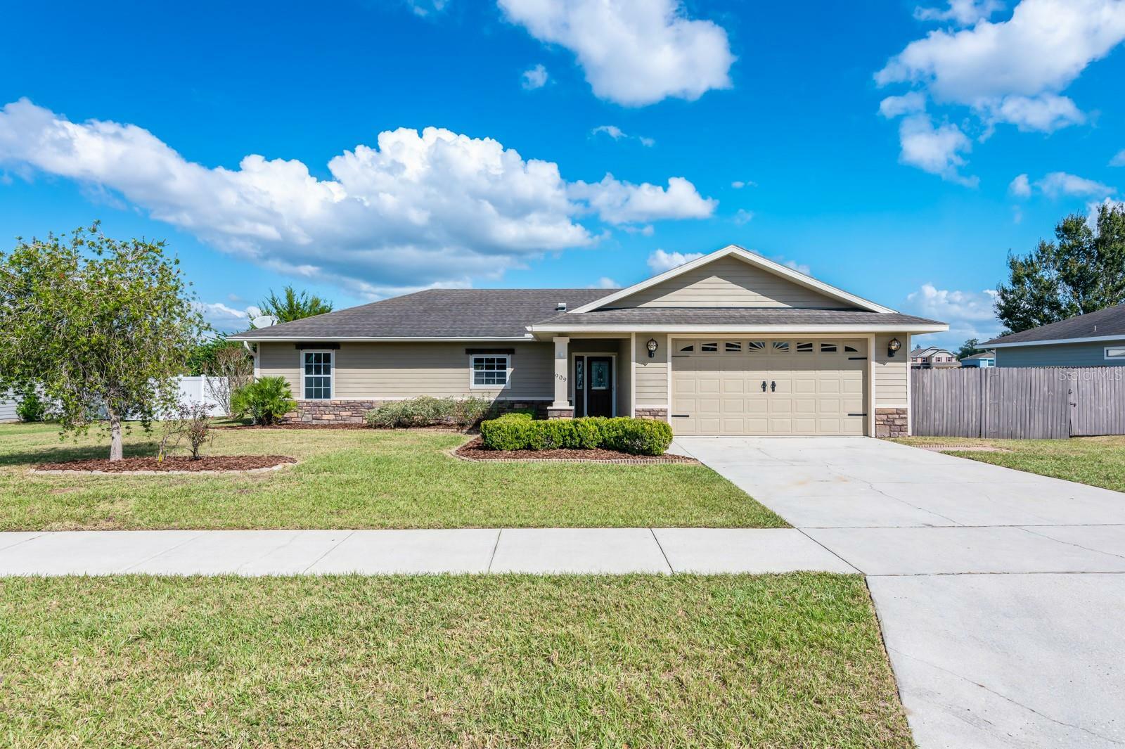 Property Photo: 909 NW 231st Way FL 32669