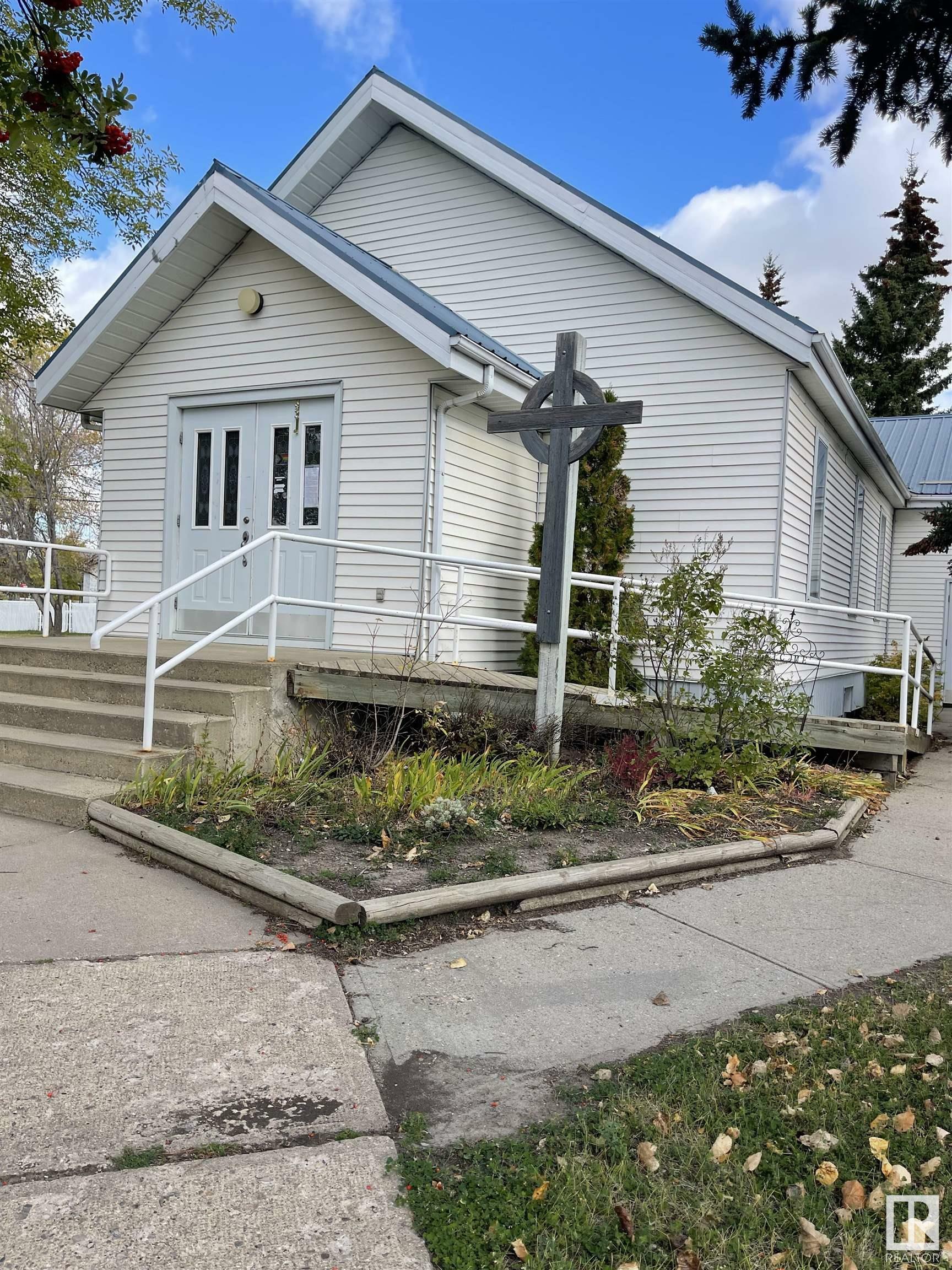 Photo de la propriété:  5042 48 Avenue  AB T9C 1R5 