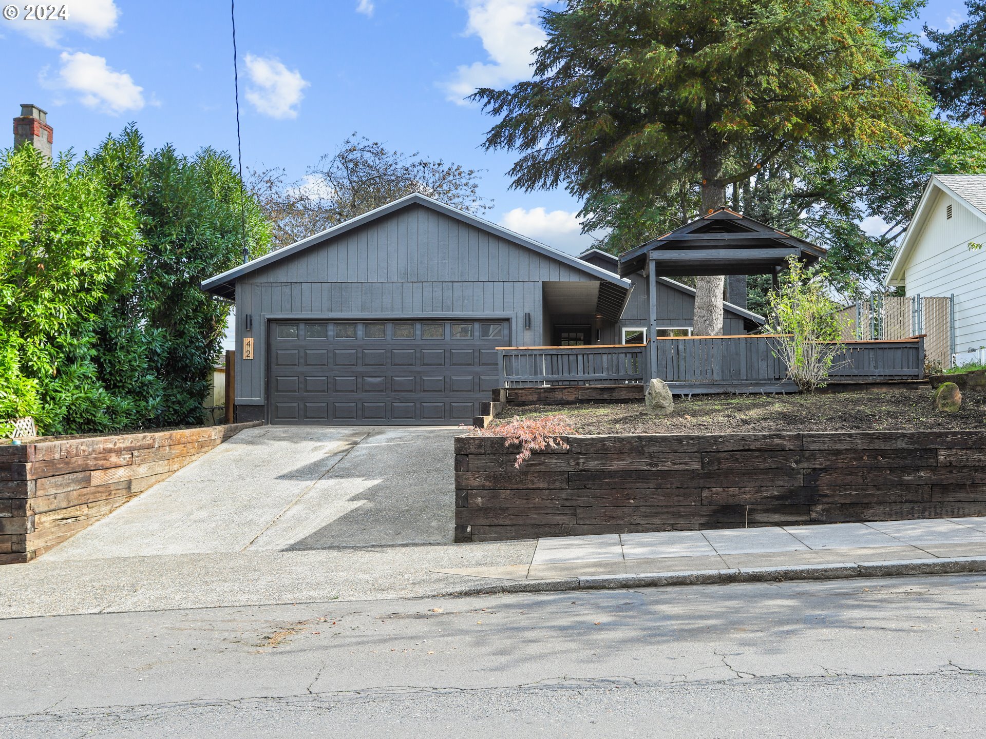 Property Photo: 42 SE 74th Ave OR 97215