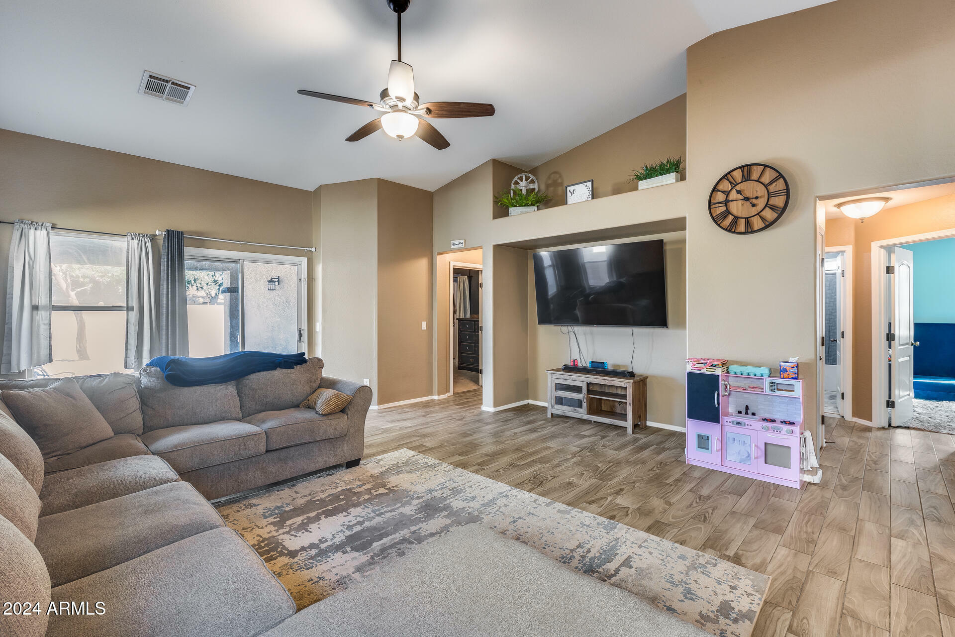 Property Photo: 1450 E Lakeview Drive AZ 85143