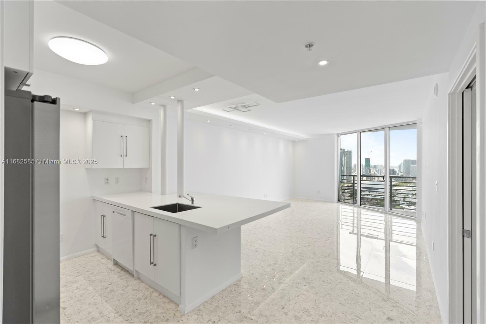 Property Photo:  325 S Biscayne Blvd 4218  FL 33131 